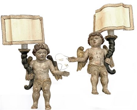 Coppia di putti alati reggitorcia in legno laccato e dorato, reggicandele a for