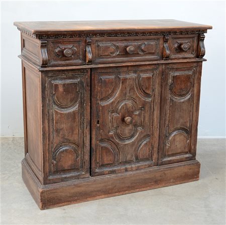 Credenza a tre cassetti in linea ed un anta pannellati e riquadrati (cm 114x104