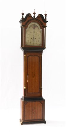 Orologio a torre di forma architettonica con cassa in legno intarsiato, decorat