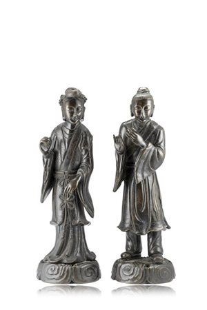 Coppia di sculture in bronzo raffiguranti musici in posizione stante su base co