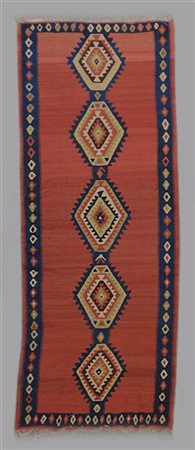 Tappeto Kilim, Anatolia, secolo XX.
Decoro a medaglioni romboidali su fondo ros