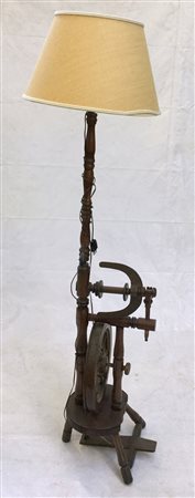 Lampada da terra ricavata da un arcolaio del secolo XIX (h cm 170) (difetti)