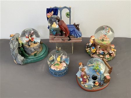 Gruppo di cinque carillon Disney con snowglobe di differenti soggetti,  resina p, Il Ponte Casa d'Aste