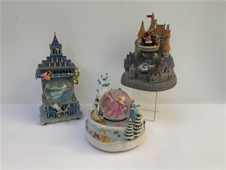 Due carillon Disney con snowglobe di differenti soggetti, resina