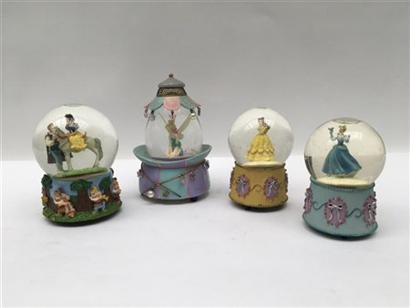 Due carillon Disney con snowglobe di differenti soggetti, resina