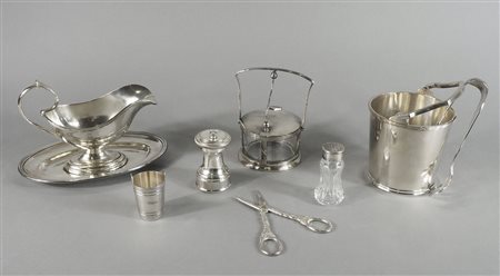 Lotto di vari oggetti in metallo con stemma Lloyd Triestino.