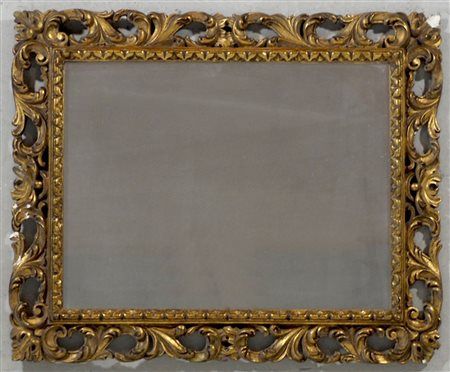 Specchio rettangolare con cornice dorata. cm. 83x68.