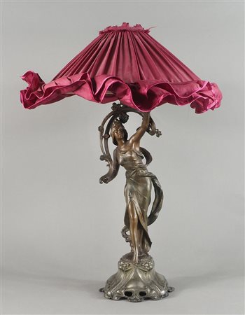 Lampada da tavolo in metallo raffigurante figura di donna, con paralume. H....