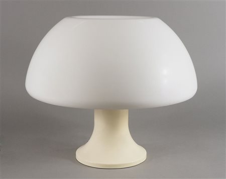 Lampada da tavolo in plastica bianca. Anni '70. H. cm. 37.