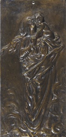 Bassorilievo in bronzo raffigurante Madonan con bambino. cm. 43x20.