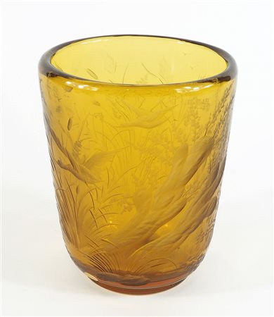 Moser: vaso in cristallo ambrato finemente inciso decorato con paesaggio. Con...