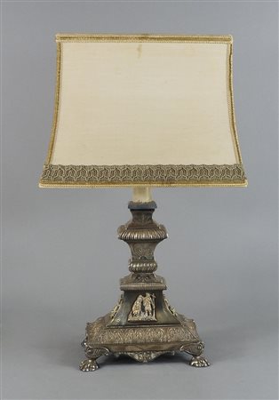 Lampada da tavolo in metallo sbalzato con paralume in stoffa. H. tot cm. 58.