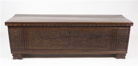 Cassapanca in legno con fronte intagliato a motivi floreali. cm. 48x146x46.