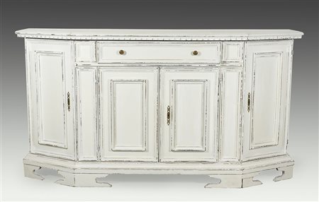 Credenza scantonata in legno dipinto bianco a 4 ante e 4 cassetti. cm....