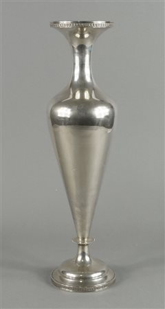 Grande vaso in argento. H. cm. 47, gr.770. (difetti).