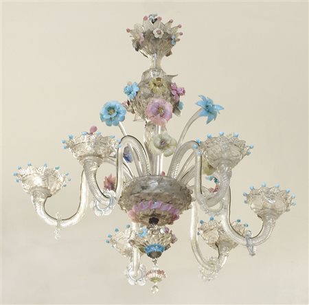 Lampadario in vetro di Murano a 6 luci decorato con fiori policromi. H. cm. 75.