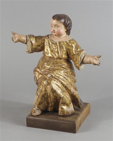 Scultura in legno dorato raffigurante bambino. H. tot cm. 29.