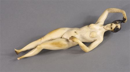 Scultura in avorio raffigurante nudo femminile. Fine XIX secolo. H. cm. 21....