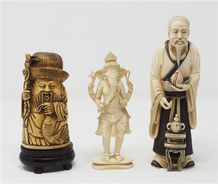 Lotto di 3 statuine in avorio raffiguranti personaggi orientali. Inizio XX...