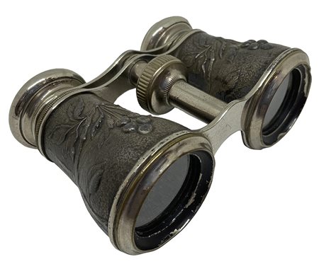 Binocolo in argento con decori floreali, fine XIX secolo.