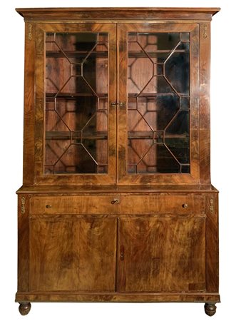 Credenza doppio corpo, Inghilterra XIX secolo. H cm 218 x132x45.