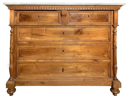 Cassettone, Sicilia, XIX secolo. In legno di noce con intarsi. H cm 109x123x70.