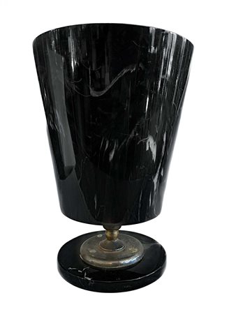 Vaso decò in bachelite nera.H cm 37, base cm 21, bocca cm 26.