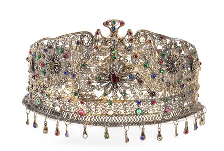 TIARA FRANCESE IN FILIGRANA D'ARGENTO DORATO, PASTE VITREE E STRASS<br>fine XIX/inizio XX secolo