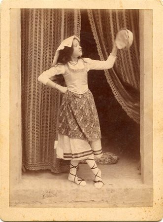 Ragazza in costume tradizionale campano e tamburello, 1890 circa