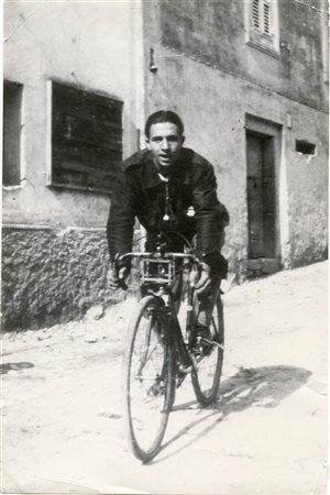 Ritratto di fascista in bicicletta