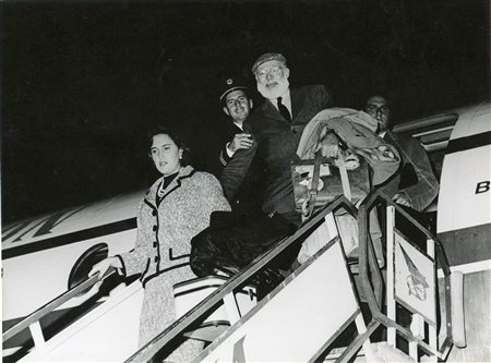 Ernest Hemingway scende da un aereo cubano, 1960 circa