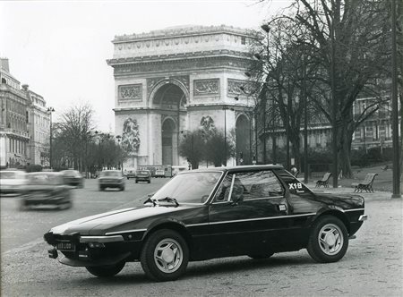 Foto pubblicitaria Fiat X 1/9 a Parigi, 1972 circa