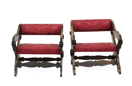 Coppia di poltroncine basse in legno intagliato , seduta e schienale ricoperti