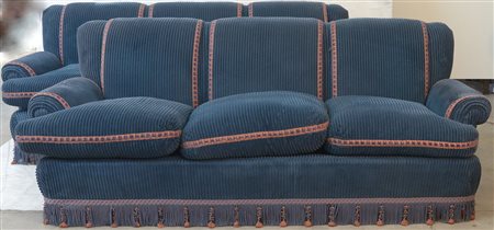 Coppia di divani a tre posti ricoperti in velluto blu (difetti)
