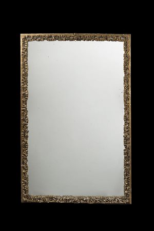 Specchio con cornice in legno intagliato e dorato, traforato a fiori e nastri.