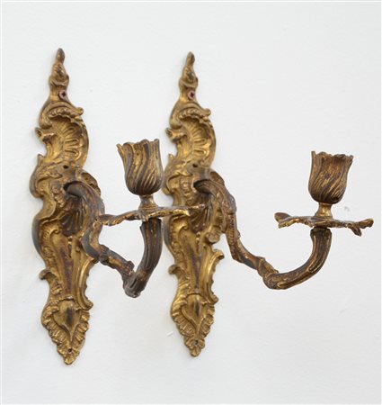 Coppia di appliques ad una fiamma in bronzo dorato (h. cm 24) (difetti)