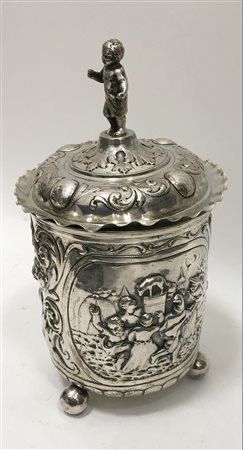 Scatola in argento con corpo sbalzato a motivi vegetali e scene di 'Mosè con le