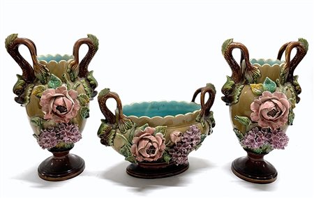 Manifattura fine secolo XIX. Trittico in ceramica decorato in rilievo a fiori e