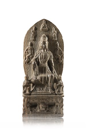 Scultura in pietra grigia raffigurante bodhisattva Guanyin dalle lunghe vesti i