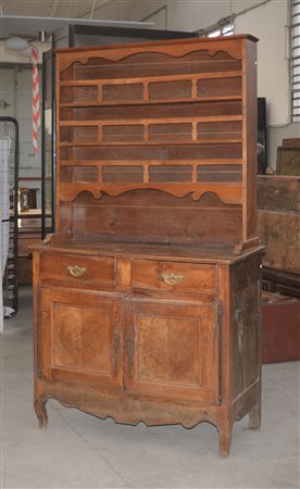 Credenza con parte inferiore a due ante e due cassetti e alzata a piattaia. Fra