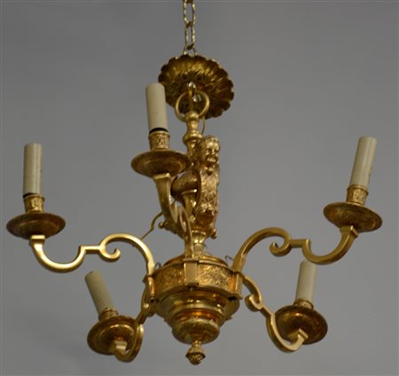 Lampadario in bronzo a cinque fiamme con montanti cesellati a teste di fauni co