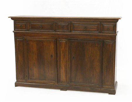 Credenza con cinque cassetti bugnati e due sportelli, piedi a mensola (cm 174x1