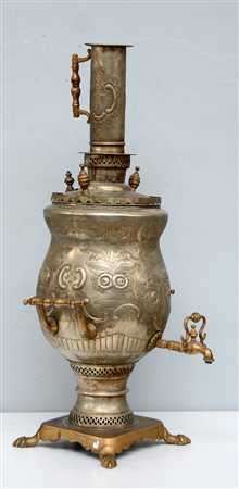 Manifattura orientale, inizio secolo XX. Samovar in metallo e bronzo (h. cm 75)