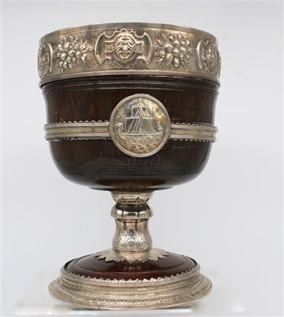 Coppa in legno con decori in argento - A wooden cup with silver mounts