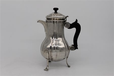 Caffettiera in argento - A silver coffeepot.