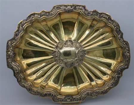 Piatto da parata in argento dorato. - A gilded silver parade oval dish