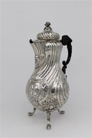 Caffettiera in argento - A silver coffeepot.