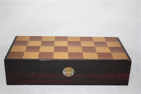 Scacchiera con pedine in avorio - A chessboard with ivory checkers