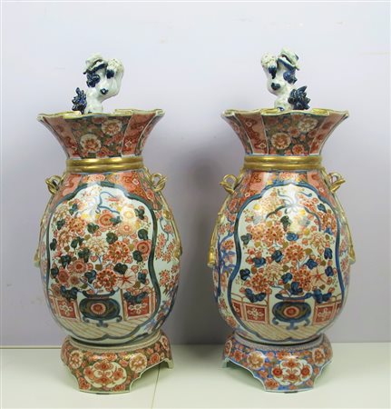 Coppia di vasi in porcellana policroma - A pair of painted porcelain vases