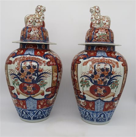 Manifattura Imari - A pair of Imari porcelain potiches